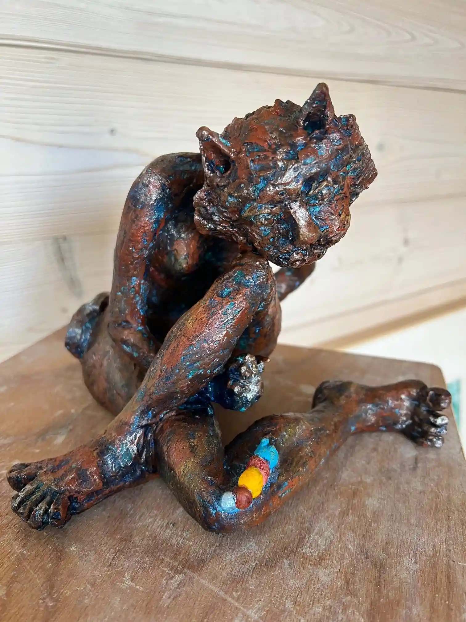 Sculpture de Catwoman réalisée lors d’un atelier d’art-thérapie à Nantes, explorant la créativité et l'expression personnelle avec Art & Sens.